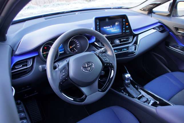 Pfiffiges und übersichtliches Cockpit im Toyota C-HR.