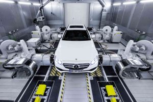 Mercedes-Dieselmotor im Prüflabor