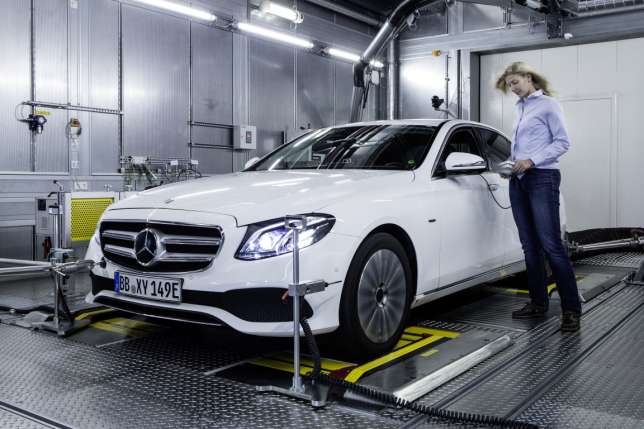 Mercedes-Dieselmotor im Prüflabor